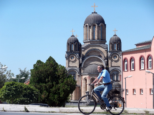 Велосипед на фоне новой церкви