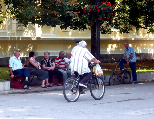 Скверик в Заечаре и пожилой велосипедист