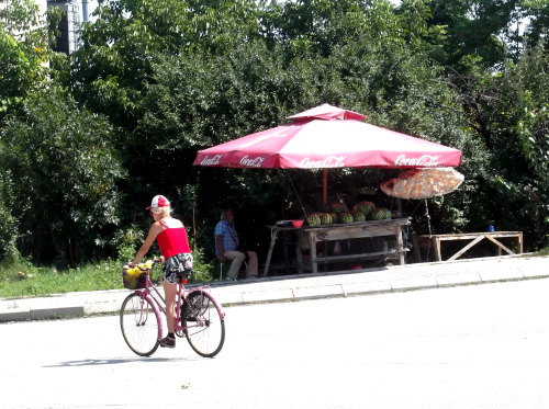 Велосипед и палатка с арбузами