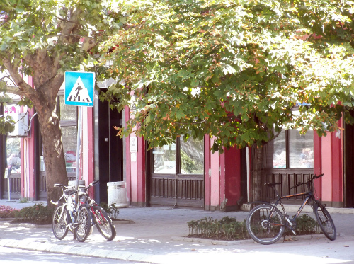 Велосипеды возле административного здания