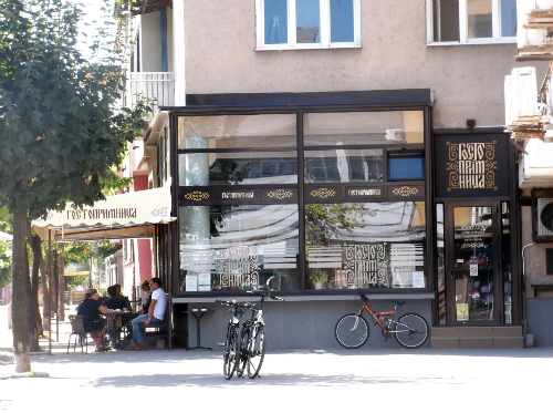 Велосиеды возле кафе "Гостоприимница"