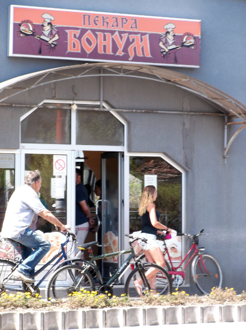 Велосипедная жизнь возле пекарни